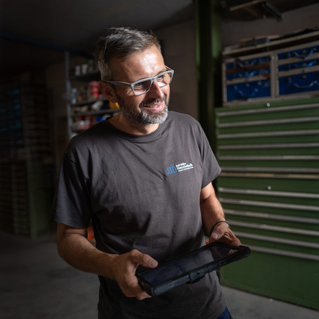 Robert Golombek im Gespräch mit einem Tablet in den Händen
