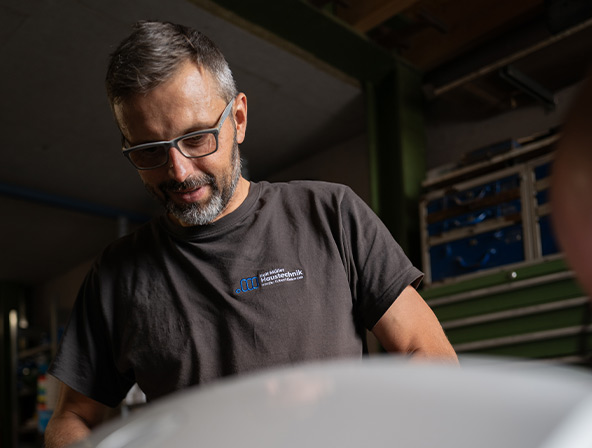 Robert Golombek in der Werkstatt